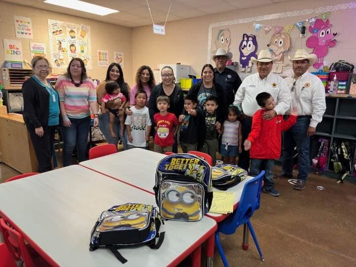 Sheriff entrega mochilas a primaria en Rosita Velley 