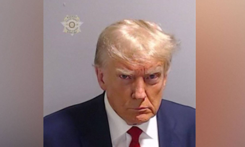 De corbata roja y rostro fúrico; difunden foto de Trump fichado en cárcel de Georgia