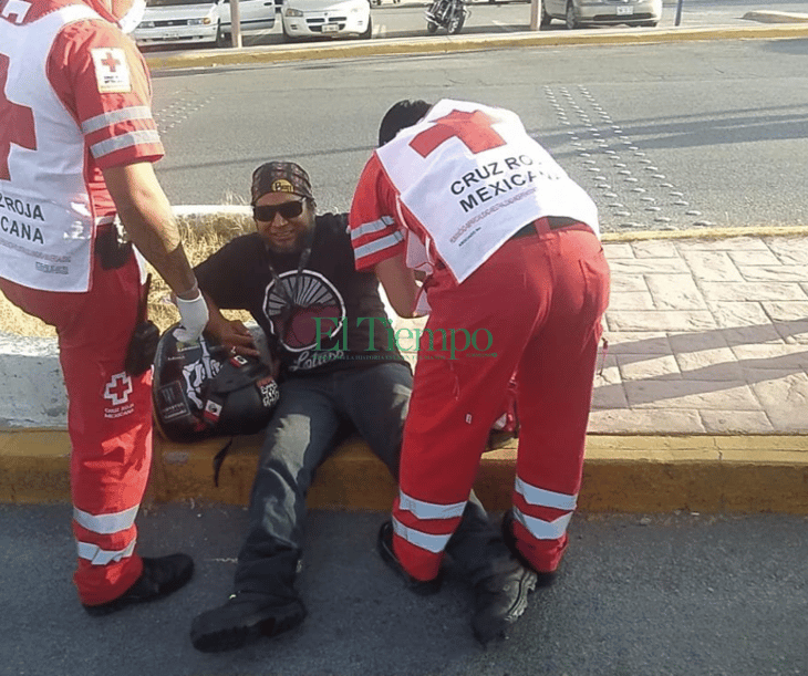 Motociclista choca contra camellón en la Braulio Fernández