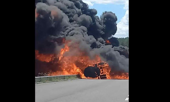 Explota pipa que transportaba gasolina en carretera Durango-Mazatlán