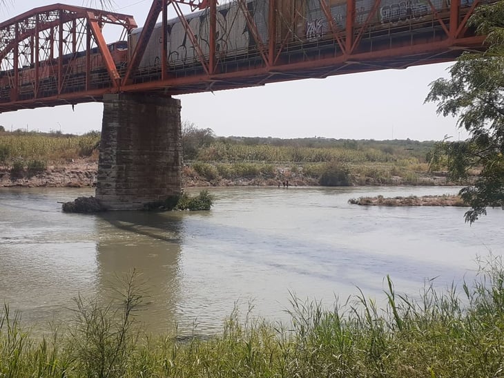 Familias migrantes le tiene más 'fe' al Río Bravo que a CBP One