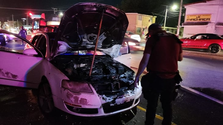 Automovilista sufre incendio de su unidad