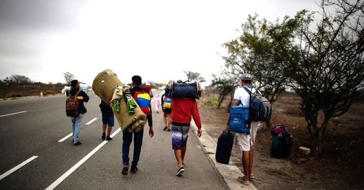 Migrantes llegan en grupos pequeños por la carretera 57; desean cruzar el Bravo