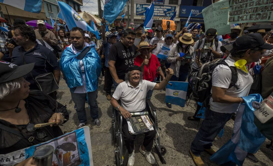 Guatemaltecos protestan ante Fiscalía por acciones en contra del presidente electo, Bernardo Arévalo