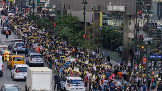 Nueva York amplía estado de emergencia por crisis migratoria entre protestas vecinales