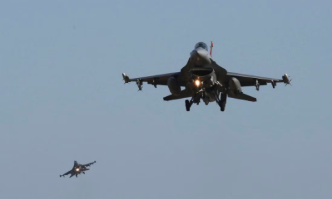 Zelensky pide acelerar incorporación de los F-16 para 'mantener alejadas' a las tropas rusas