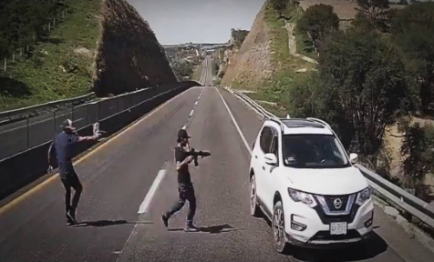 VIDEO: Despojan a pareja de su auto en autopista de San Juan de los Lagos hacia Jalostotitlán, Jalisco