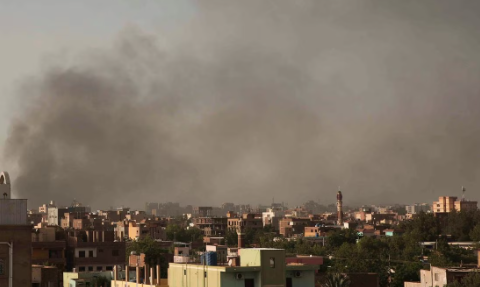 Reportan fuerte explosión en aeropuerto de Sudán, en medio de nuevos ataques y bombardeos