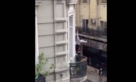 VIDEO: El dramático escape de una mujer durante incendio en un edificio de Argentina