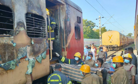 Incendio dentro de un tren estacionado mata a 9 personas en el sur de India