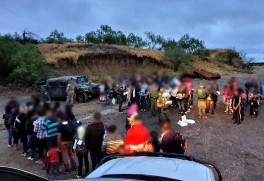 Patrulla Fronteriza detiene a 223 indocumentados cuando cruzaban la frontera de Eagle Pass, Texas