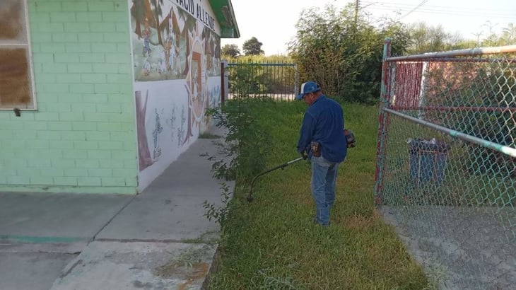 Escuelas de Allende reciben mantenimiento en patios; aún continuarán con limpiezas