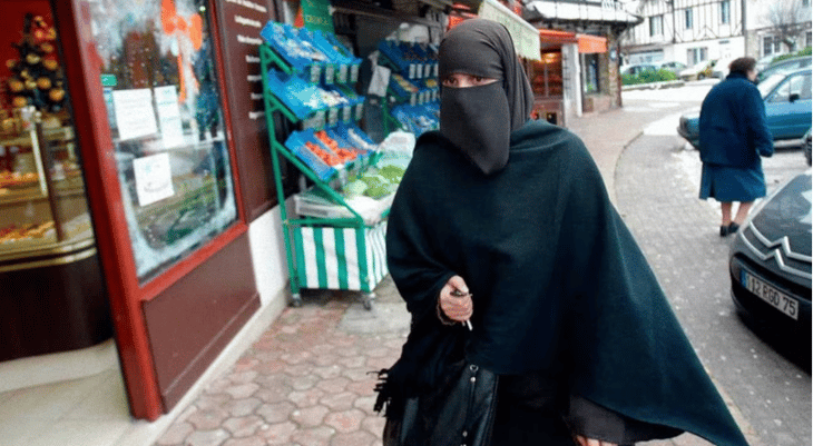Francia prohíbe en escuelas la abaya, túnica usada por musulmanes