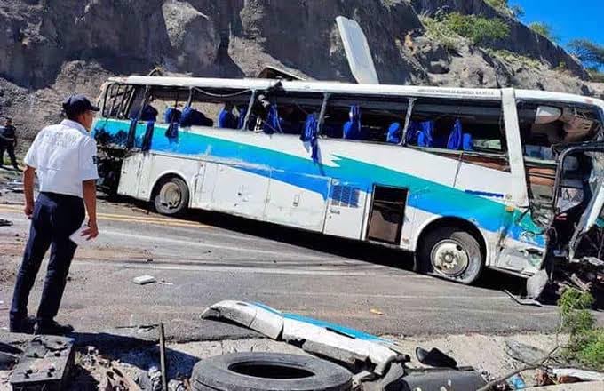 Accidente en autopista Cuacnolapan-Oaxaca deja 15 muertos