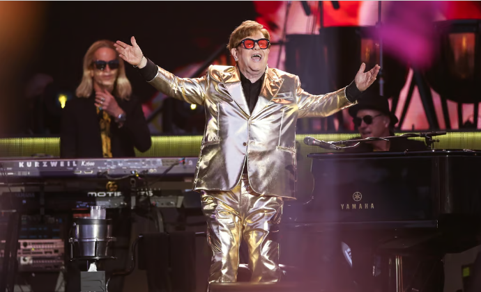 Hopitalizan a Elton John tras sufrir caída en su casa