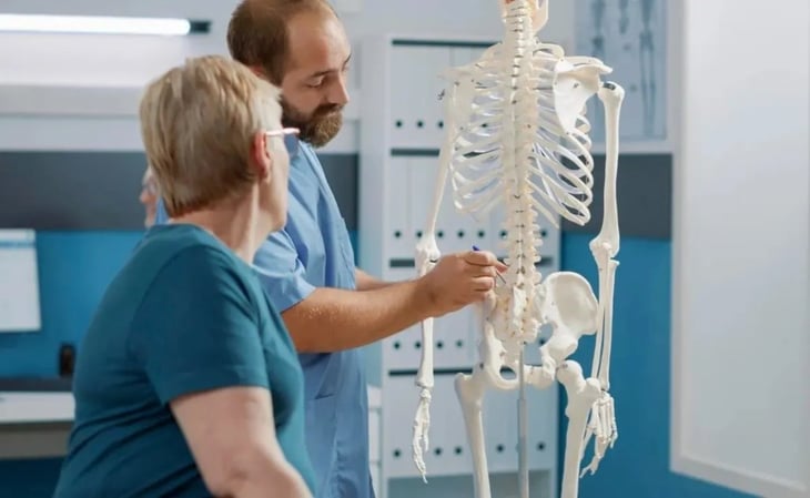 Cómo detectar los primeros síntomas de osteoporosis y prevenirla