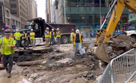 Fuga de agua en Nueva York inunda las calles y metro de Times Square