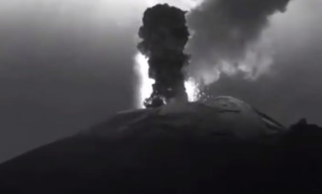 VIDEO: Captan fuerte explosión del volcán Popocatépetl