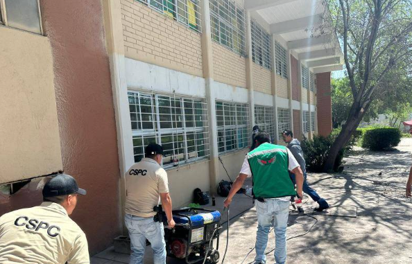 Policías de Saltillo se unieron para ayudar a reparar una escuela vandalizada durante el regreso a clases