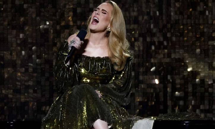 Adele se derrumba en el escenario durante un espectáculo, tras experimentar un intenso dolor