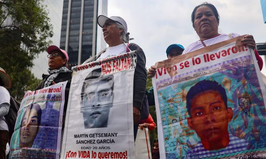 Tras dos horas, termina encerrona en Palacio Nacional por caso Ayotzinapa