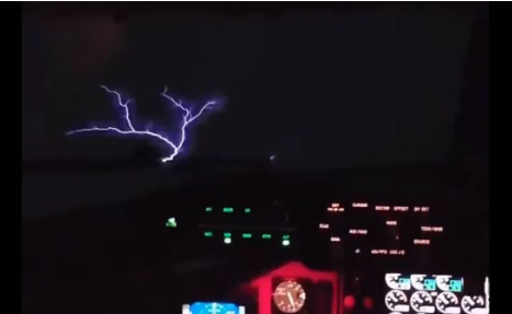 VIDEO: Captan impactantes imágenes de 'rayos' en Florida ante llagada de huracán Idalia