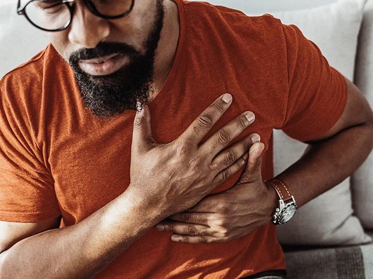 ¿Cuáles son los síntomas de un paro cardiaco en hombres y mujeres?