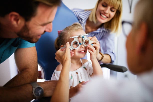 Consejos que pueden ayudar a mantener los ojos de tus hijos sanos y con buena visión