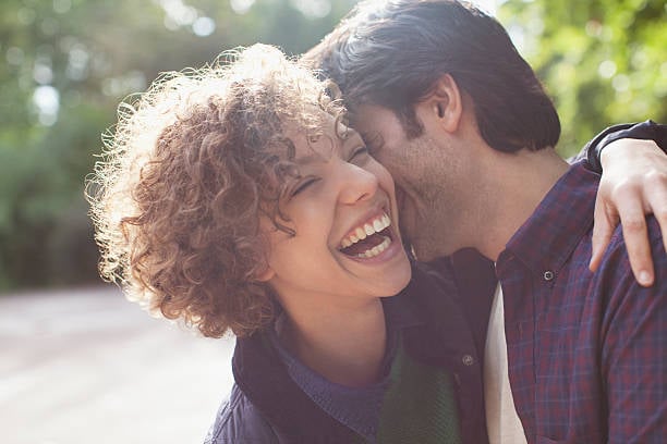 ¿Qué significan los besos en el cuello y cómo influyen en tu relación?