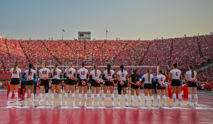 Voleibol en Nebraska rompe récord mundial de asistencia en un evento deportivo femenil