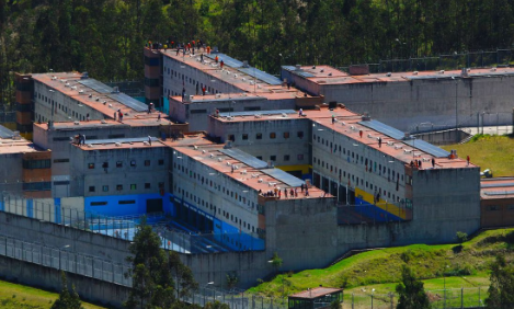 Continúa motín en cárcel de Ecuador con policías y guardias retenidos como rehenes