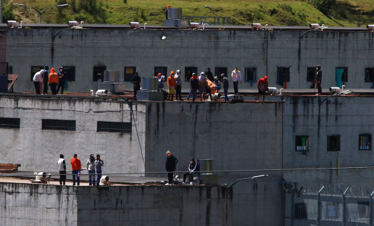 Suman 57 policías y guardias los retenidos como rehenes en cárcel de Ecuador