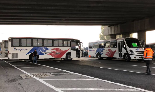 Caos vial: Transportistas bloquean la México-Pachuca en ambos sentidos a la altura de Ecatepec