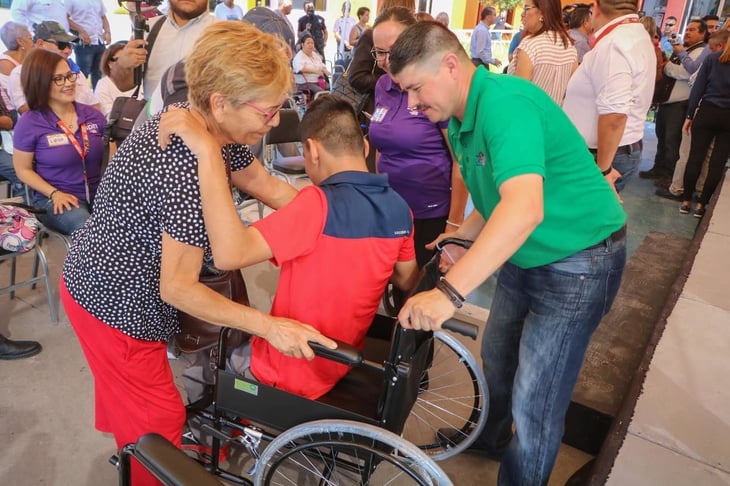 Benefician adultos mayores con la entrega de bastones y sillas de ruedas 