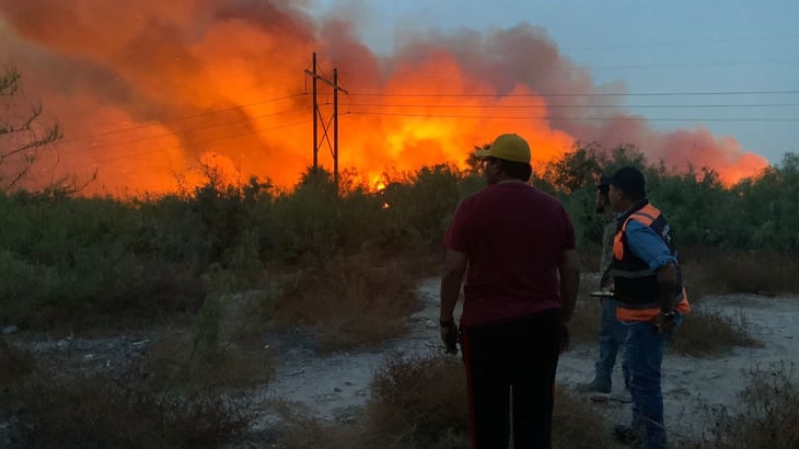 Incendio de pastizales pone en jaque a Bomberos de Frontera