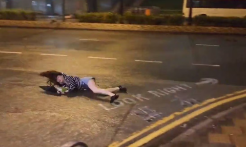 VIDEO: Fuertes vientos del tifón Saola arrastran a una mujer en calle de Hong Kong