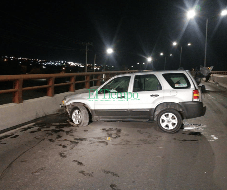 Cafre choca contra muros del puente Centenario de Castaños