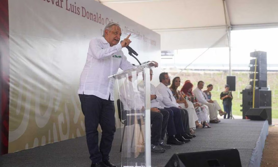 Ni disfrazándose regresarán los corruptos, dice AMLO tras entrega de constancia a Xóchitl Gálvez por el Frente Amplio