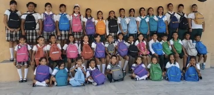 Alumnos de primaria Club de Leones de Cuatro Ciénegas reciben mochilas y útiles