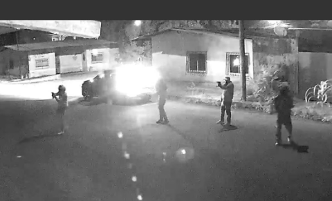 VIDEO: Delincuentes atacan vivienda en Ecuador, huyen y... les estalla granada en el auto