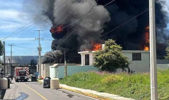 Evacúan a familias por incendio en fábrica de Tlaxcala, reportan dos personas intoxicadas