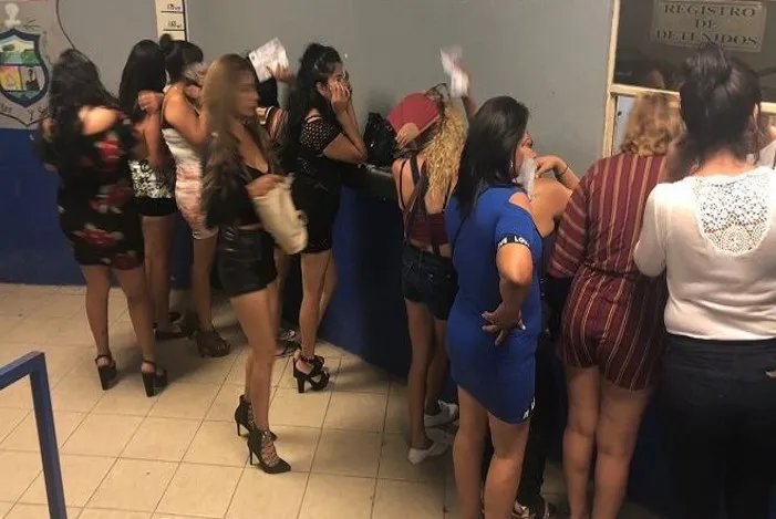 Sexo servidoras sin tarjetón son retiradas de las cantinas en Monclova 