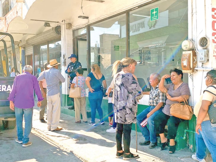 AMLO deja sin pensión a abuelitos; abarrotan banco del Bienestar