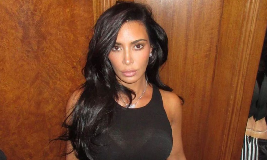 Kim Kardashian combina jeans con crop top de cristales de Swarovski