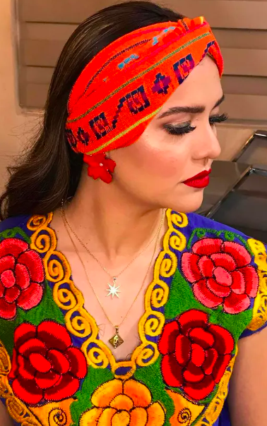 Peinados con diademas mexicanas para destacar en tus looks durante todo el mes