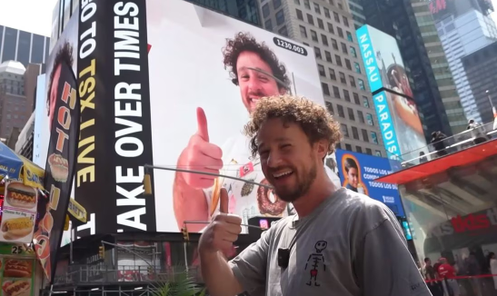 ¿Cuánto cuesta poner un anuncio en Times Square? Luisito Comunica lo explica