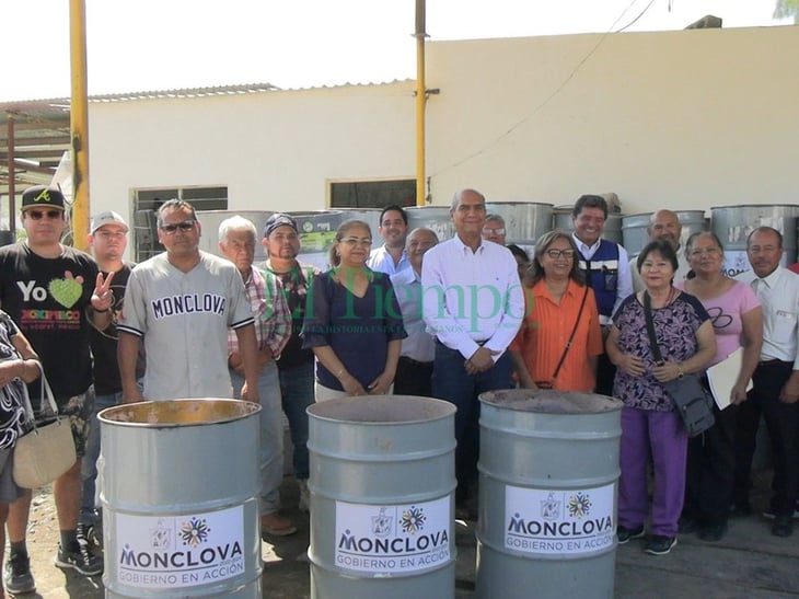 Municipio entrega más de 40 tambos para basura a familias  