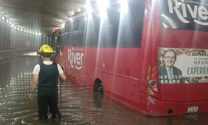 Lluvia y granizo provocan inundaciones, autos varados y caída de árboles en Guadalajara; VIDEOS