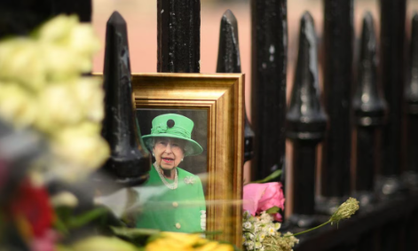 Reino Unido conmemora con mesura el primer aniversario de la muerte de Isabel II