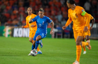 Países Bajos venció ampliamente a Grecia y sigue en carrera en las eliminatorias hacia la Euro 2024